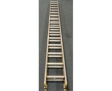 Stephens & Carter D1240 Clima double extension domestic aluminium ladder, 400cm closed and 730cm extended Condition Report Cl