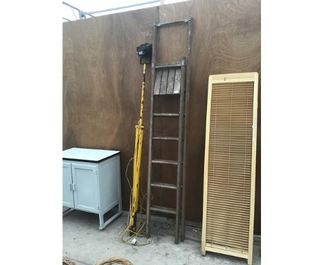 A VINTAGE FIVE RUNG WOODEN STEP LADDER AND AN INSPECTION LAMP 
