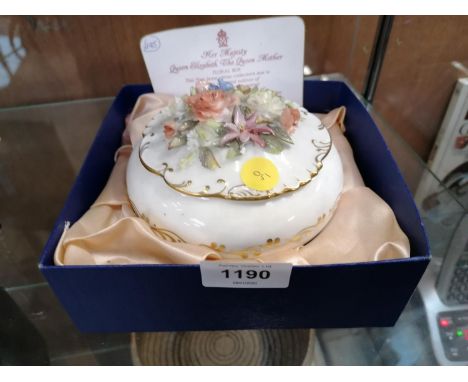 A LIMITED EDITION CERAMIC LIDDED BOX WITH CERTIFICATE 