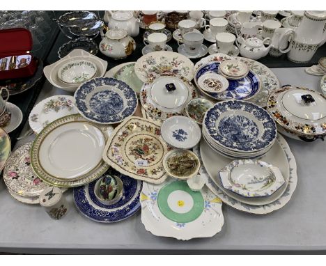 A LARGE COLLECTION OF CERAMIC PLATES TO INCLUDE ROYAL BLUE IRONSTONE POTTERY AND HISTORICAL PORTS OF ENGLAND EXAMPLES 