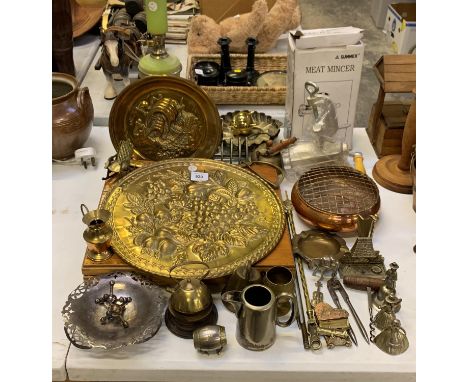 MIXED ITEMS - BRASS COLLECTABLES, BRASS CHARGER TOGETHER WITH AN ART DECO STYLE FIRE SCREEN 