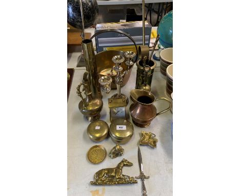 A COLLECTION OF BRASS WARE TO INCLUDE JUGS, CARRIAGE CLOCK, BUCKET ETC 