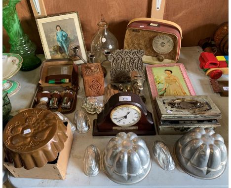 A MIXED GROUP OF ITEMS TO INCLUDE JELLY MOULD, CLOCK, VINTAGE RADIO ETC 