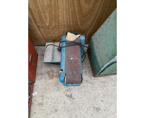 A CLARKE  4 INCH BELT AND 6 INCH DISC BENCH MOUNTED  SANDER  IN WORKING ORDER 