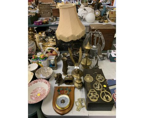 A MIXED LOT OF ITEMS, BRASS EAGLE, HORSE BRASSES, TABLE LAMP ETC 