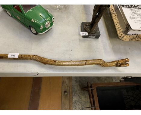 A WOODEN SHEPHERDS 'THUMB' WALKING STICK 