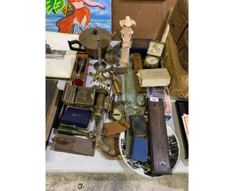 A MIXED GROUP OF ITEMS TO INCLUDE GREAT WESTERN RAILWAY LIGHT ETC 