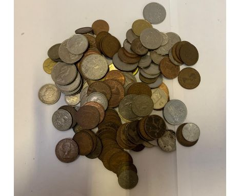 A COLLECTION OF ASSORTED VINTAGE COINS 