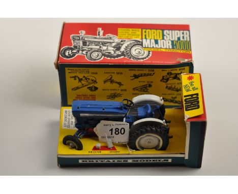 BRITAINS MODELS FORD SUPER MAJOR 5000 DIESEL TRACTOR COMPLETE WITH PULL OUT BOX AND ACCESSORIES