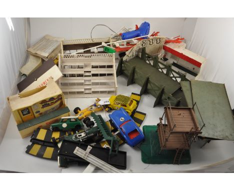 LARGE COLLECTION OF VINTAGE SCALEXTRIC INCLUDING CAR PARTS, BUILDINGS ETC