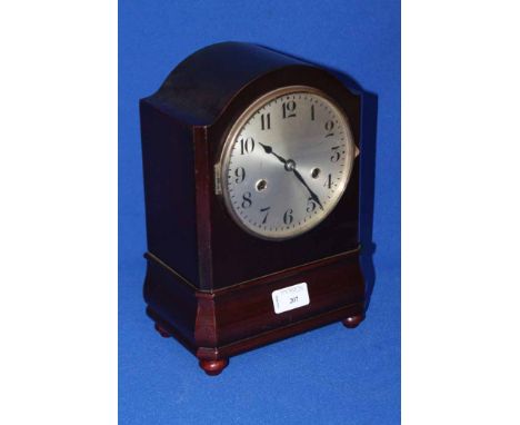 EDWARDIAN MANTEL CLOCK IN A MAHOGANY CASE
28 cm high
