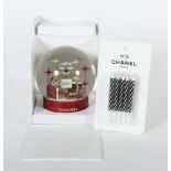 Seltene CHANEL-Schneekugel & -Kerzen