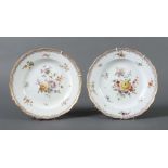 2 goldstaffierte (Wand-)Teller mit