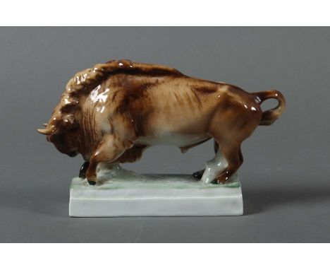 "Bison"Zsolnay Pecs, Ungarn, 20. Jh., Porzellan, glasiert und mit naturalistischer Bemalung versehen, vollplastische naturget