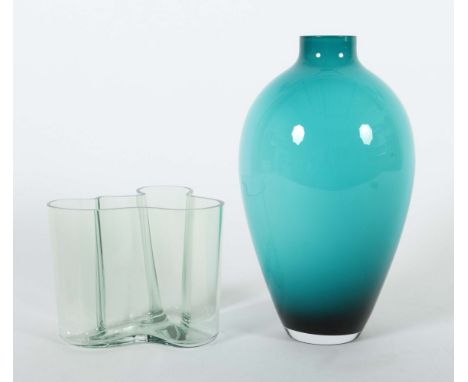 2 variierende Glasvasen1x Glasmanufaktur Ittala, Finnland und 1x Villeroy &amp; Boch, Mettlach, 20./21. Jh., Vase "Koti" (E: 