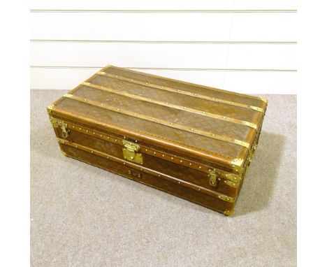 Aux Etats Unis Paris, 19th century leather wood and brass-bound travelling trunk, with brass carrying handles and original la