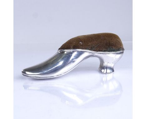 An Edwardian novelty silver lady's shoe design pin cushion, by William Hair Haseler, hallmarks Birmingham 1909, length 11cmGo