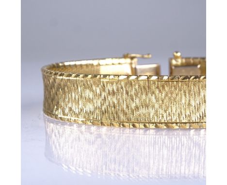 A Vintage Italian 18ct gold textured mesh bracelet, bracelet length 19cm, 34.9gExcellent original condition, no obvious damag