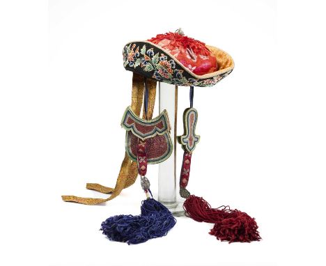 A RARE CHINESE EMBROIDERED SILK MANCHU NOBLEWOMANS HAT, JIGUAN, QING DYNASTY, 19TH CENTURY of domed shape, the upturned brim 