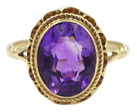 9ct gold single stone oval amethyst ring, Birmingham 1969Condition Report:Approx 2.5gm, size L-M, overall head = 13mm x 10mm,