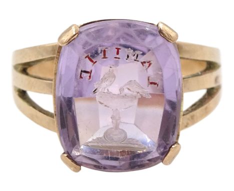 Early 20th century 9ct rose gold lavender amethyst intaglio ring depicting two birds and engraved 'L'Amitie' (The Friendship)