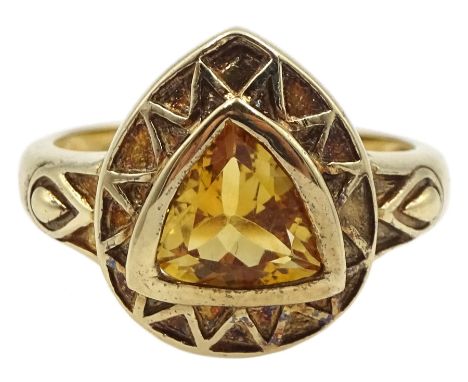 9ct gold trillion cut single stone citrine ring, hallmarkedCondition Report:Approx 3.7gm, size N