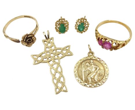 15ct gold pink stone ring and 9ct gold jewellery including pair of emerald stud earrings, cross pendant, St Christopher penda