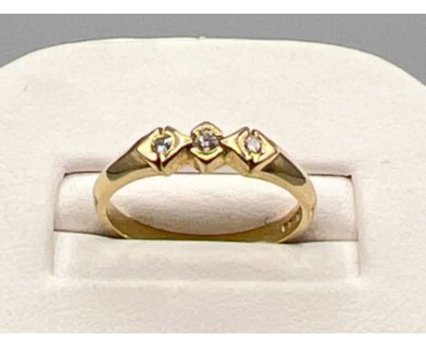 9ct gold ring set with 3 white stones. Size M (2.2g)