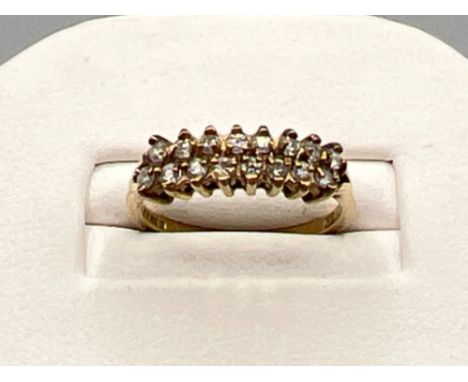 Vintage ladies 9ct gold diamond set ring. Size M (2.3G)