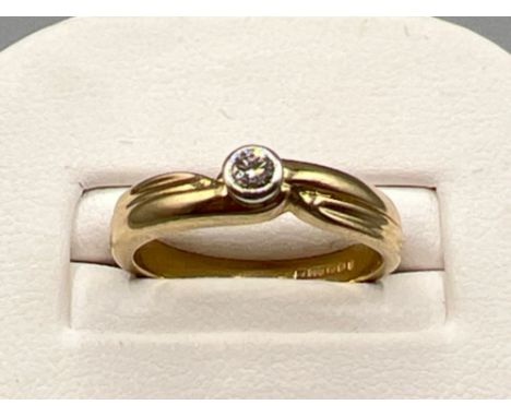 Ladies 9ct gold diamond solitaire ring. Size N (3.5g)