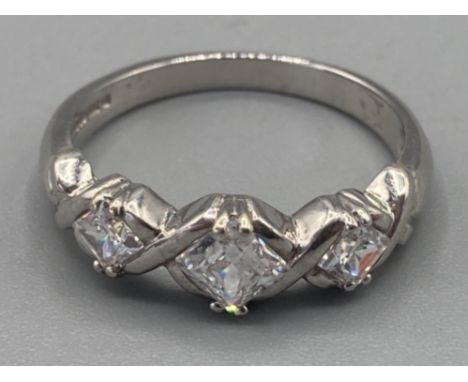 Ladies 9ct white gold cubic zirconia ring size M 2.6g gross