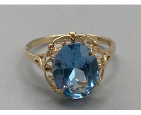 Ladies 9ct yellow gold oval shaped blue stone ring size J 2g gross