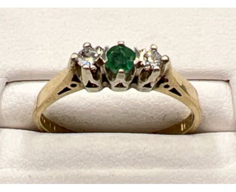 Vintage 9ct gold Emerald and diamond 3 stone ring. Size M (1.7g)