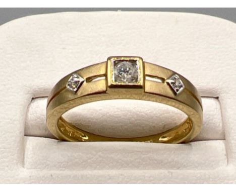 Ladies 9ct gold diamond 3 stone ring. Size N (2.3G)