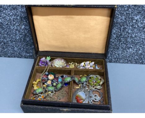 Vintage jewellery box containing miscellaneous pieces of Scottish costume jewellery