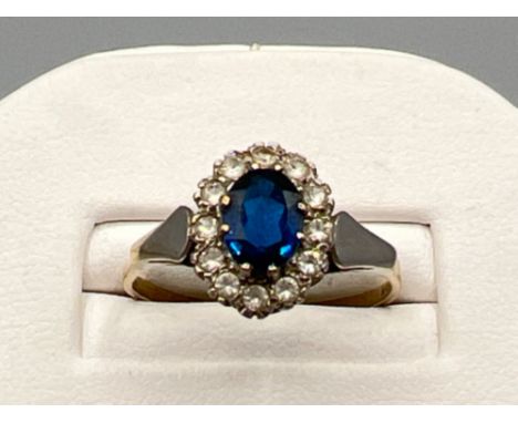 Vintage 9ct gold blue and white stone cluster ring. Size T (2.3G)