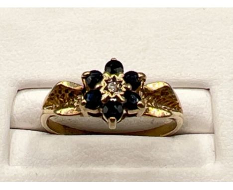 Vintage ladies 9ct gold sapphire and diamond cluster ring. Size L (1.8g)