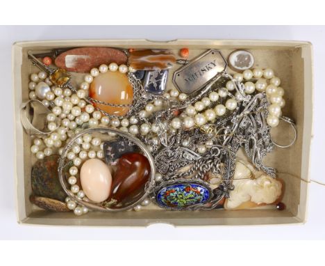 Mixed jewellery etc. including a 15ct and opal pendant, an unmounted chalcedony intaglio, silver wine label, silver bangle et