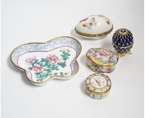 A collection of curios to include Halcyon Days, Bilston and Limoges enamel boxes, a Chinese champleve enamel box, a Royal Cro
