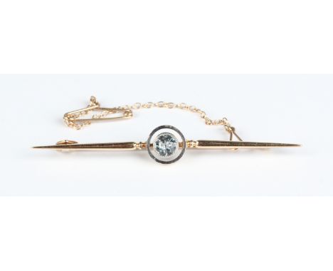 A gold, platinum and aquamarine single stone bar brooch, collet set with a circular cut aquamarine, detailed '18ct Plat', wei