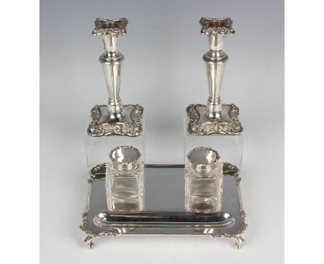 A George V silver rectangular inkstand, fitted with two square cut glass inkwells, each with a silver collar and hinged lid, 