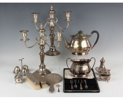 A George V silver three-piece dressing table set with engraved decoration, comprising hand mirror and two clothes brushes, Lo