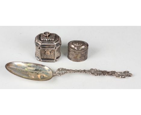 An early 19th century Dutch silver nutmeg grater of oval form with engraved decoration, the hinged lid revealing a steel grat