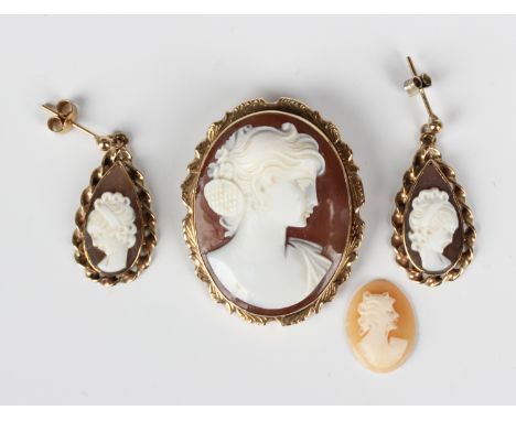 A 9ct gold mounted oval shell cameo pendant brooch, carved as a portrait of a lady, import mark London 1976, weight 8.5g, wid