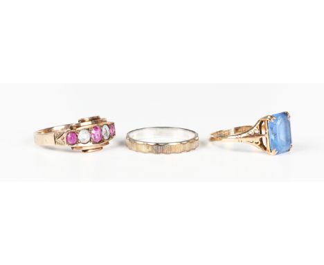 A gold, ruby and aquamarine ring, mounted with two three circular cut rubies alternating with two circular cut aquamarines be