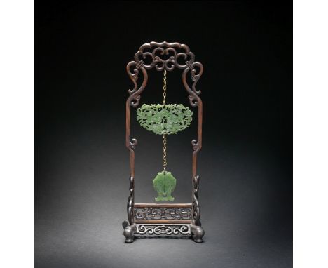 A SPINACH-GREEN JADE RETICULATED MUSICAL STONE SUSPENDING A DOUBLE-FISH PENDANTQianlong/JiaqingThe upper pendant finely pierc