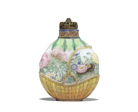 A VERY RARE FAMILLE ROSE ENAMELLED WHITE GLASS 'FLOWER BASKET' SNUFF BOTTLEGuyue Xuan iron-red enamel mark, Beijing, circa 17