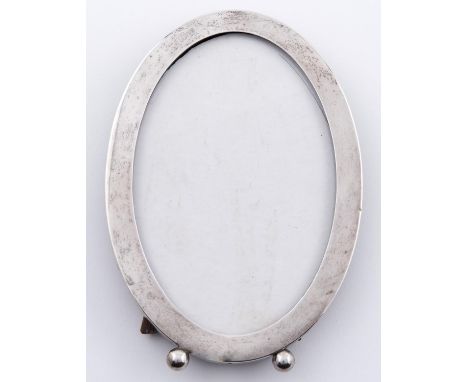 A George V oval silver photograph frame, 15.5cm h, by C S Green &amp; co, Birmingham 1915 