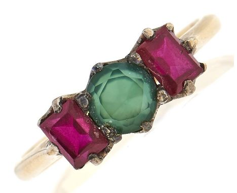 A chrysoprase and synthetic ruby ring, gold hoop, 1.9g, size J 