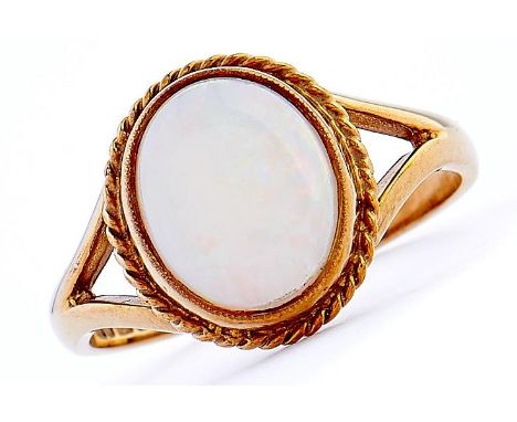 An opal ring,&nbsp;in 9ct gold, London 2004, 2.5g, size K½ 